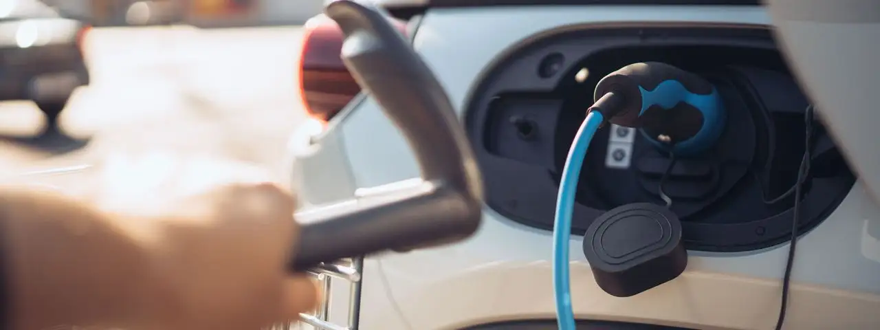 Auto elektryczne podłączone do ładowania