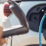 Auto elektryczne podłączone do ładowania