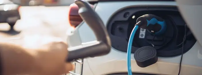 Auto elektryczne podłączone do ładowania