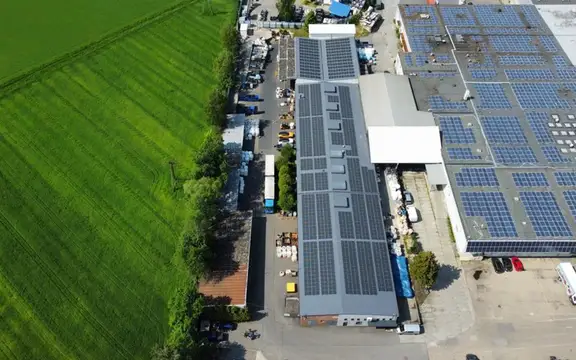 Dach hali produkcyjnej pokryty fotowoltaika