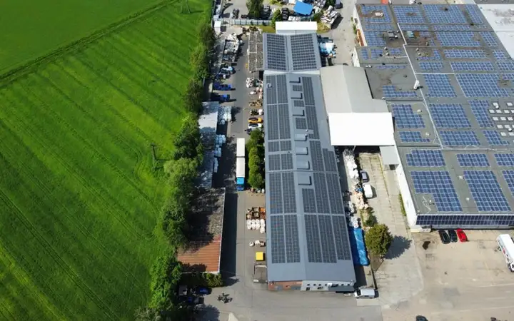 Dach hali produkcyjnej pokryty fotowoltaika