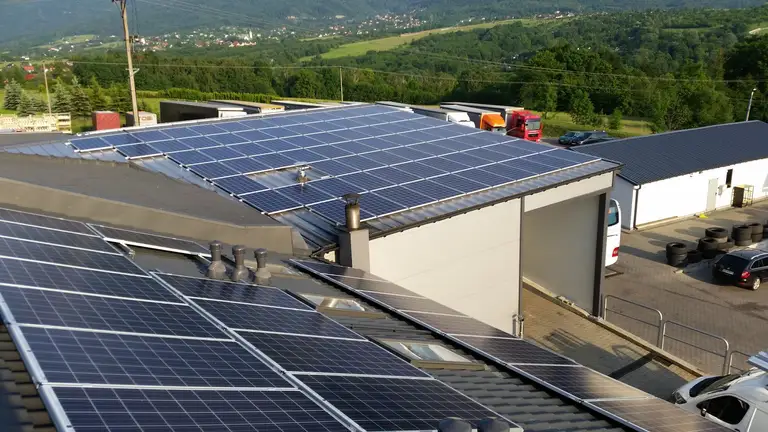 Instalacja fotowoltaiczna zamontowana na dwóch połaciach dachu