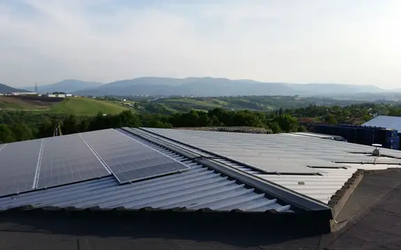 Instalacja fotowoltaiczna zamontowana na dachu z widokiem na góry