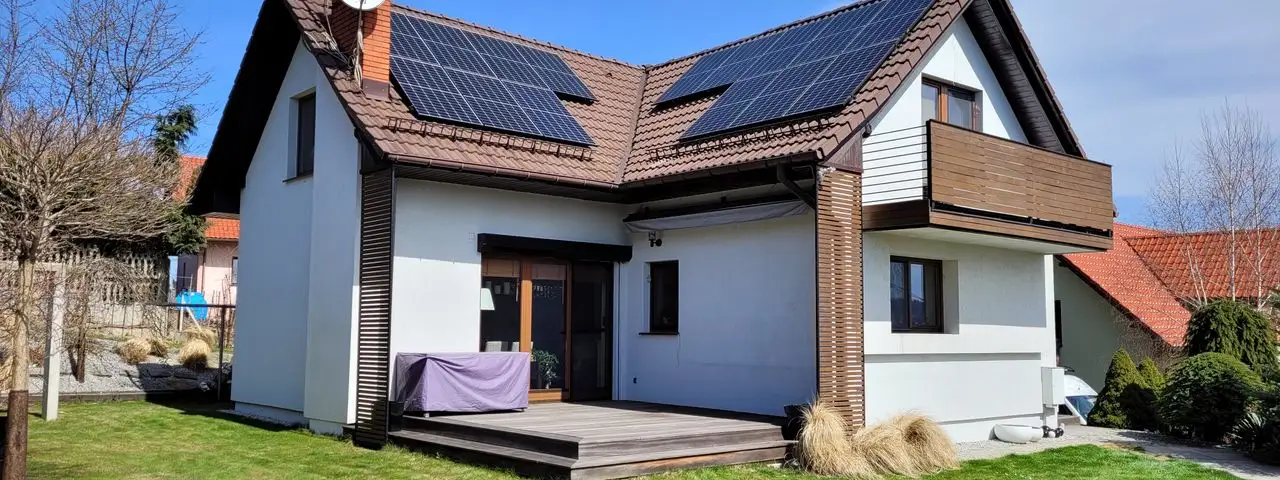 Dom z fotowoltaika na dachu