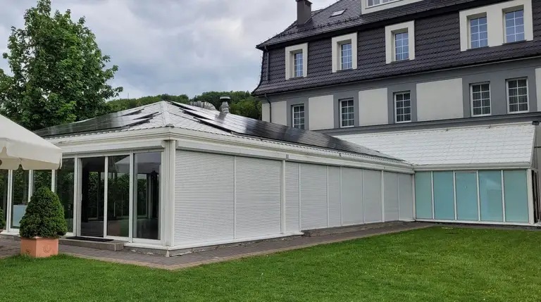 Panele fotowoltaiczne na sali weselnej