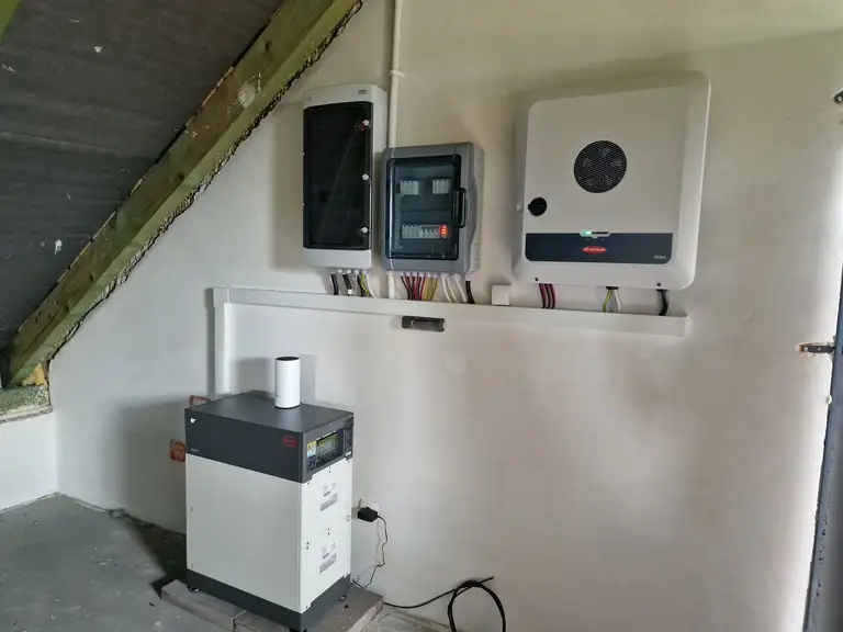 Falownik wraz magazynem energii zamontowany na poddaszu
