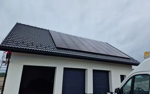 Instalacja fotowoltaiczna zamontowana na dachu garażu