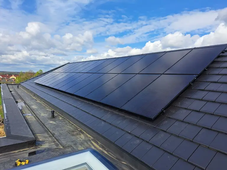 Instalacja fotowoltaiczna o mocy 10 kW zamontowana w na nowoczesnym dachu