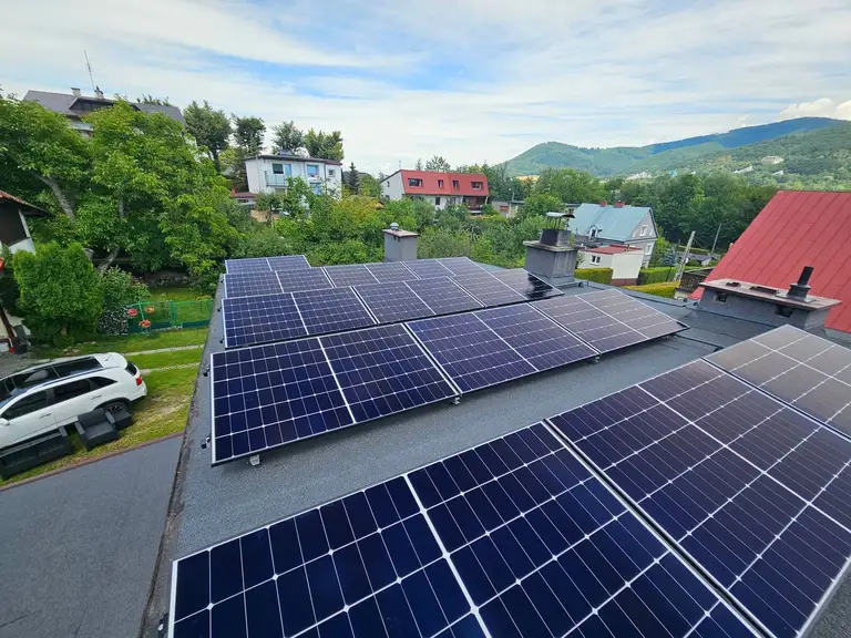Instalacja fotowoltaiczna 5 kW zamontowana na dachu płaskim