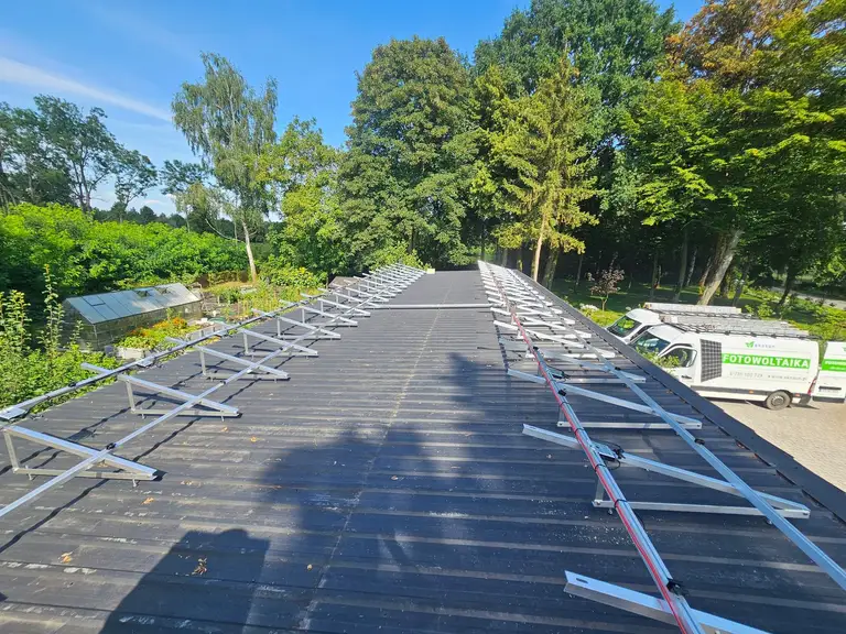 Konstrukcja montażowa paneli fotowoltaicznych na dachu płaskim