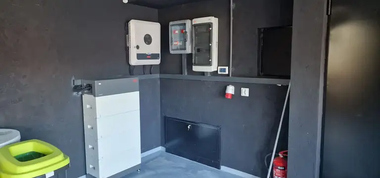 Inwerter oraz magazyn energii zamontowany w estetyczny sposób