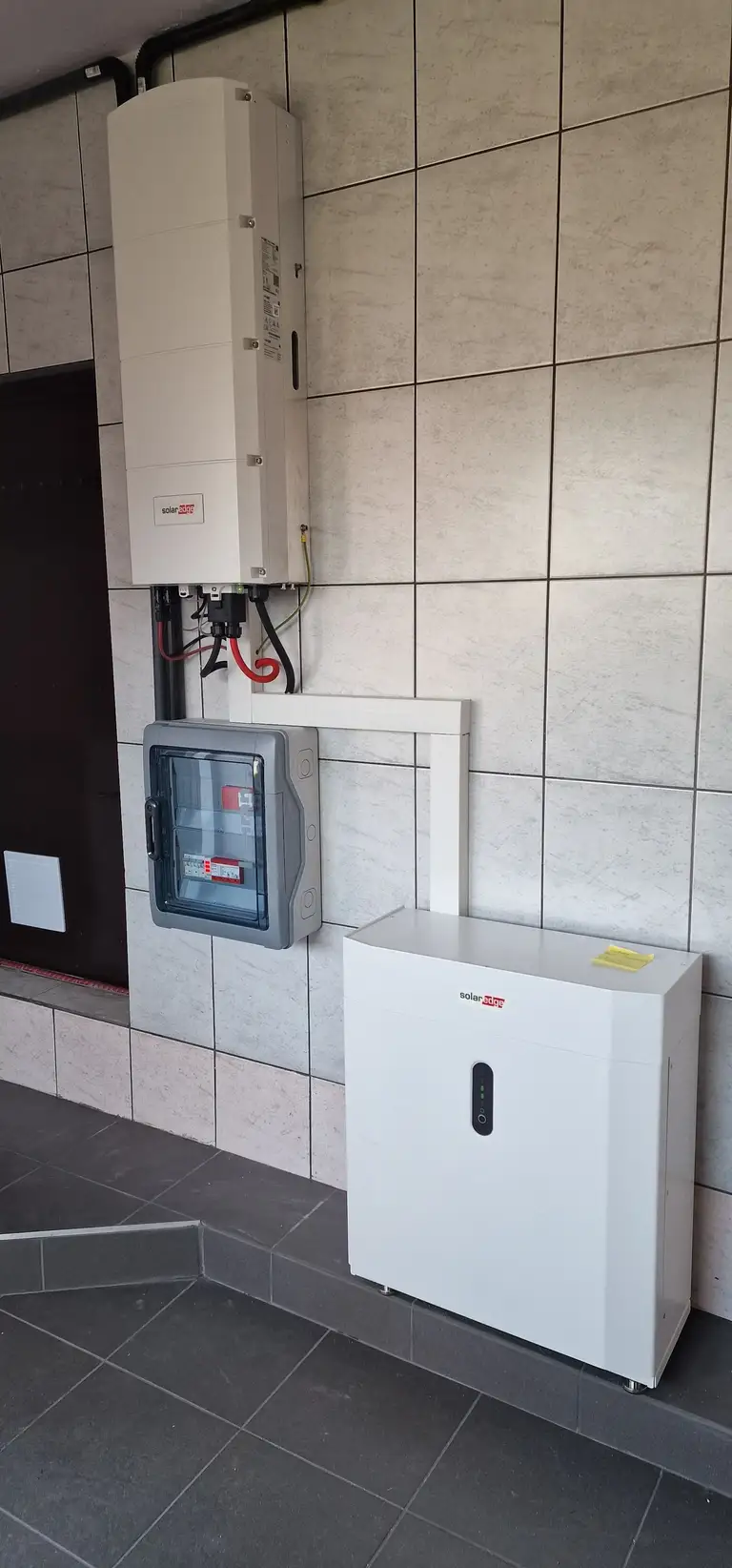 Falownik oraz magazyn energii firmy Solaredge zamontowany na ścianie