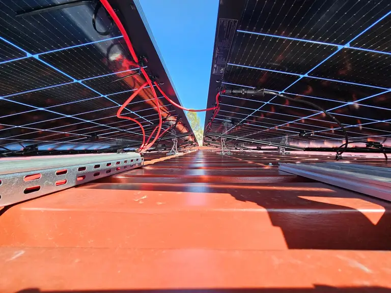 Panele fotowoltaiczne zamontowane, widoczne połączenia kabli