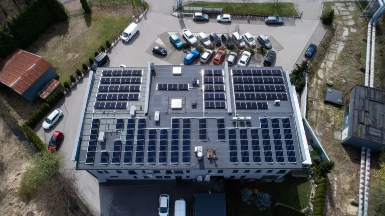 Instalacja fotowoltaiczna o mocy 47 kW na dachu budynku gastronomicznego