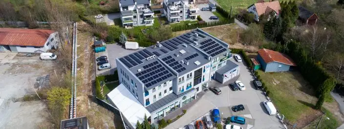 Instalacja fotowoltaiczna zamontowana na dachu restauracji w Bielsku-Białej