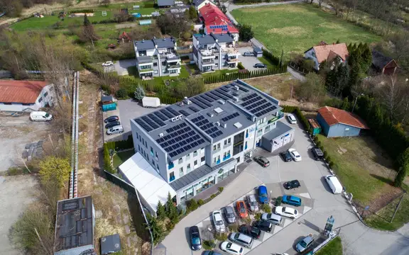 Instalacja fotowoltaiczna o mocy 50 kW zamontowana na dachu restauracji w bielsku-białej