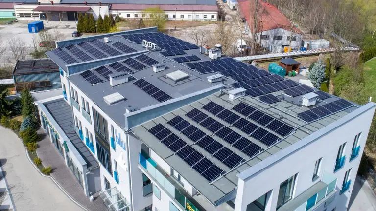 Instalacja fotowoltaiczna na dachu restauracji