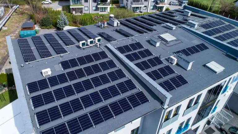 Instalacja fotowoltaiczna zamontowana na dachu firmy