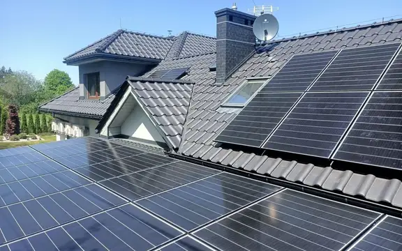 Instalacja fotowoltaiczna zamontowana na dachu zdjęcie zrobione z bliska na dachu