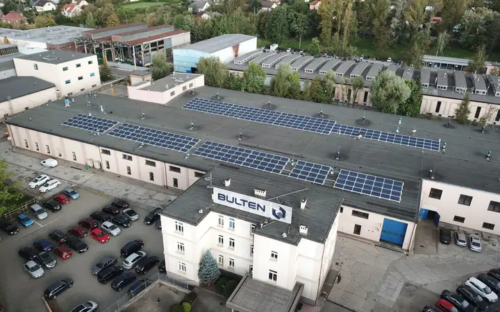 Instalacja fotowoltaiczna na dachu firmy