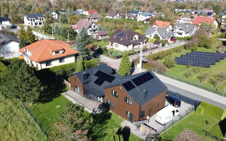 Instalacja fotowoltaiczna zamontowana na dachu nowoczesnego budynku