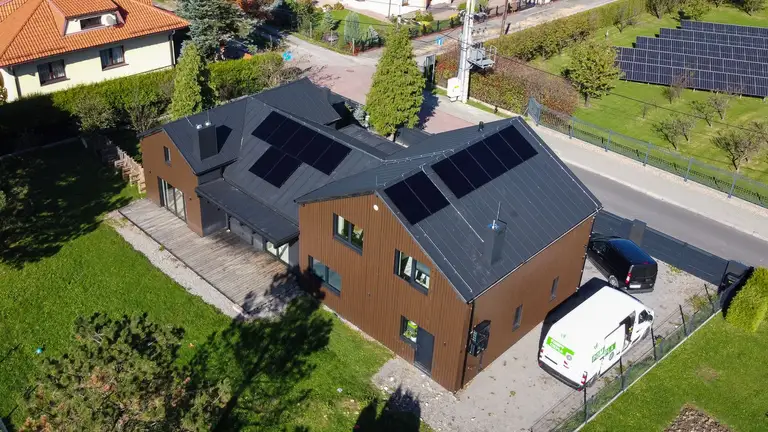 instalacja fotowoltaiczna zamontowana na dachu