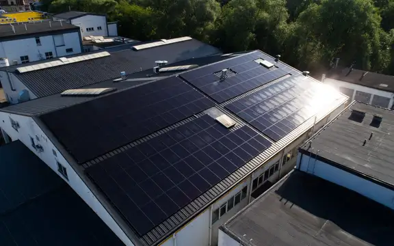 Instalacja fotowoltaiczna o mocy 100 kW zamontowana na dachu drukarni przemysłowej