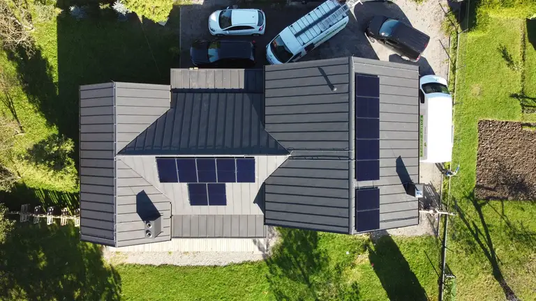 Panele fotowoltaiczne zamontowane na dachu domu jednorodzinnego