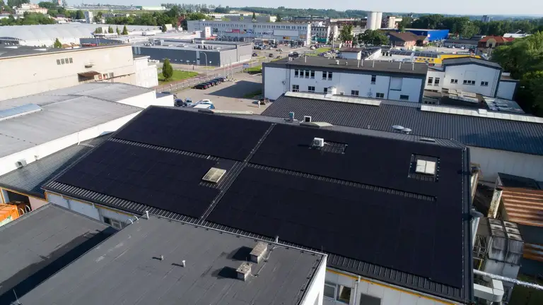 Instalacja fotowoltaiczna zamontowana na dachu hali przemysłowej