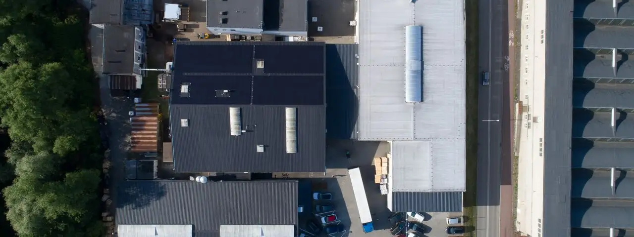 Instalacja fotowoltaiczna zamontowana na dachu firmy w Andrychowie