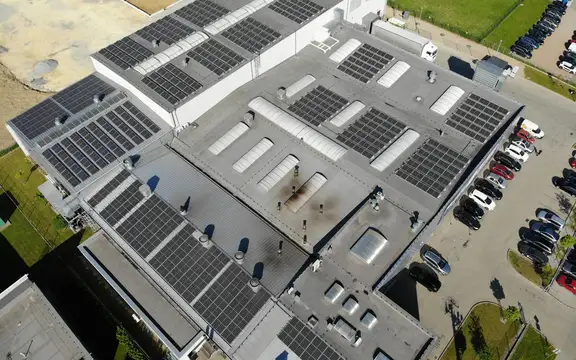 Panele fotowoltaiczne na dachu hali produkcyjnej