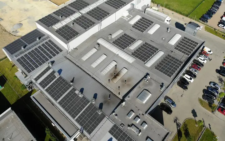 Panele fotowoltaiczne na dachu hali produkcyjnej