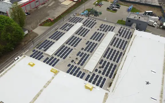 Dach hali produkcyjnej zabudowany panelami fotowoltaicznymi