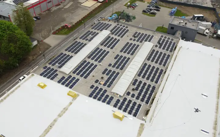 Dach hali produkcyjnej zabudowany panelami fotowoltaicznymi