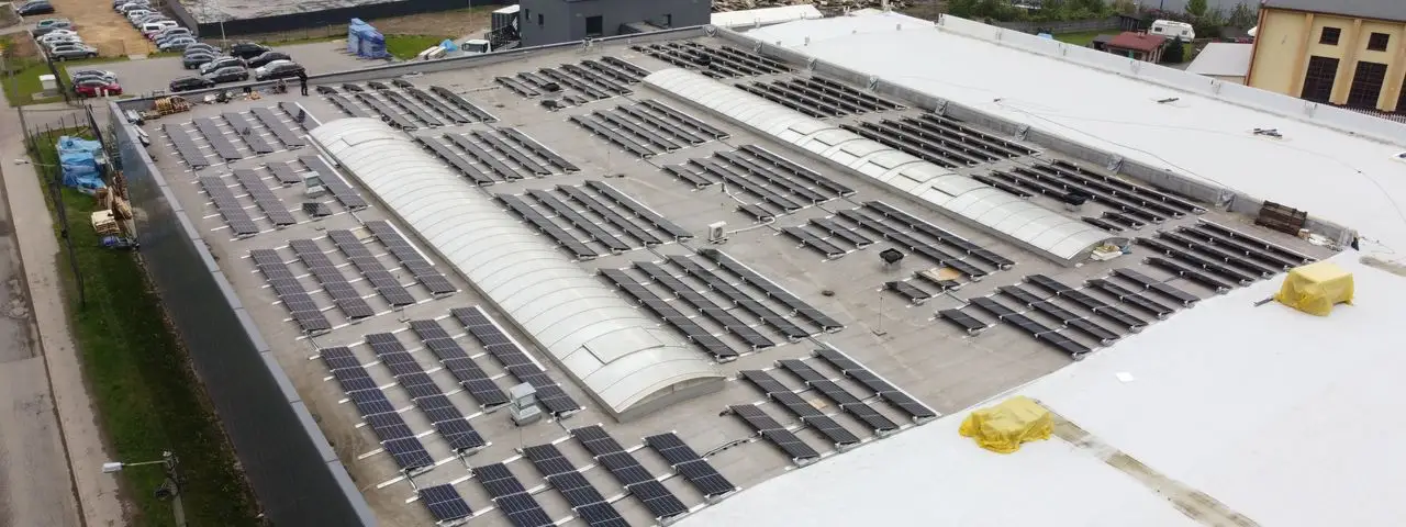 hala z fotowoltaika na dachu