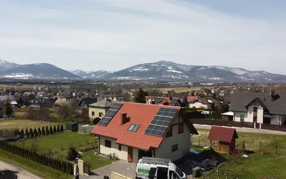 Dom z fotowoltaika na dachu z tyłu widok na góry