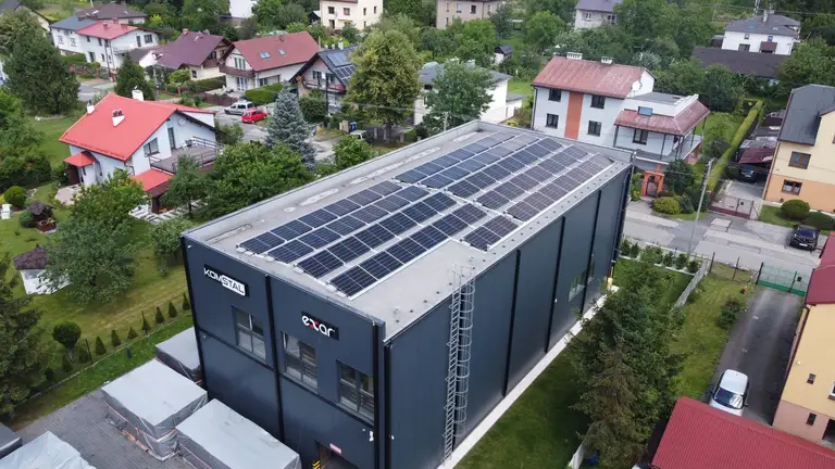 Instalacja fotowoltaiczna na dachu małej hali przemysłowej