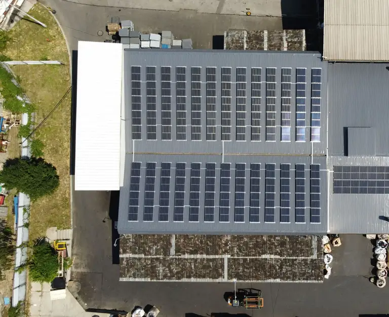 Instalacja fotowoltaiczna na dachu hali przemysłowej