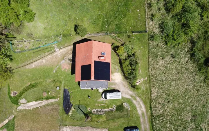 instalacja fotowoltaiczna zamontowana na dachu domu w Milówce