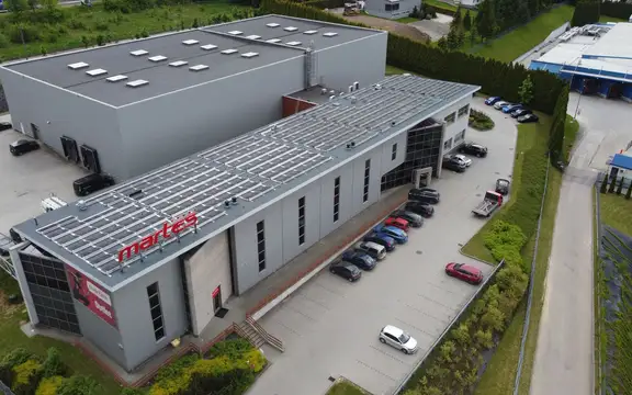 Instalacja fotowoltaiczna zamontowana na dachu nowoczesnej firmy