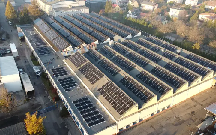 Instalacja fotowoltaiczna zamontowana na dachu o trójkątnej konstrukcji