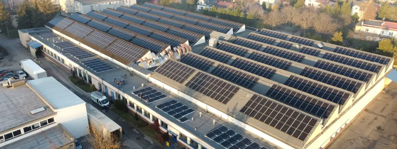 Hala z fotowoltaika na dachu