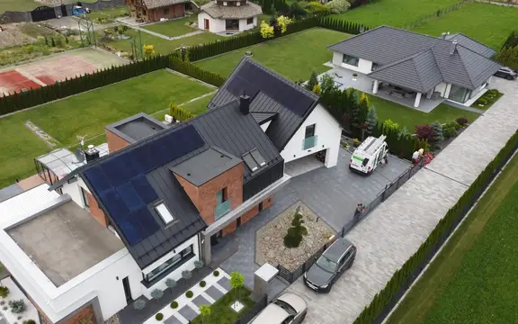 Nowoczesny dom z instalacją fotowoltaiczną na dachu