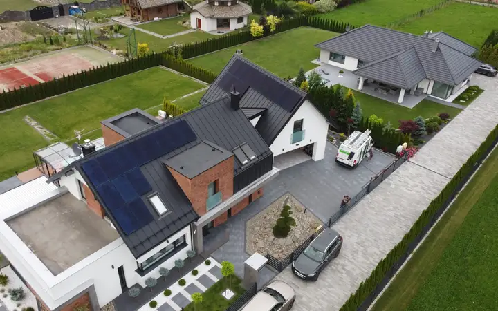 Nowoczesny dom z instalacją fotowoltaiczną na dachu
