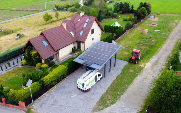 Instalacja fotowoltaiczna na wiacie garażowej