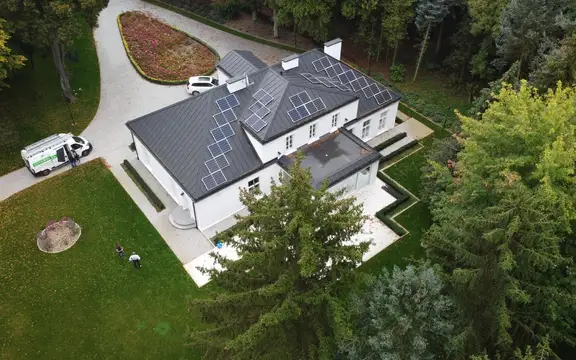 Instalacja fotowoltaiczna na dachu zabytkowego domu