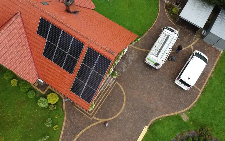 Zdjęcie dachu domu jednorodzinnego na którym zamontowana jest fotowoltaika