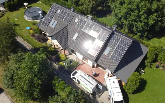 Instalacja fotowoltaiczna zamontowana na dachu domu jednorodzinnego