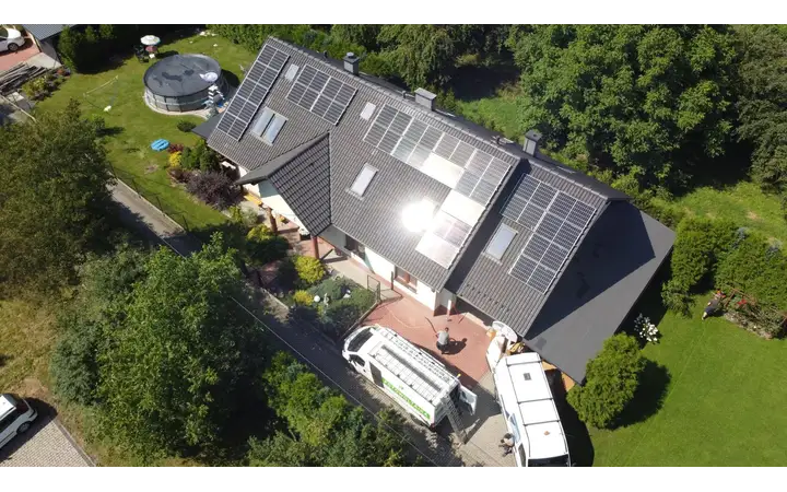 Instalacja fotowoltaiczna zamontowana na dachu domu jednorodzinnego