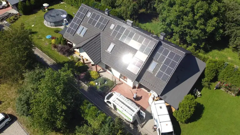 Instalacja fotowoltaiczna na dachu domu jednorodzinnego